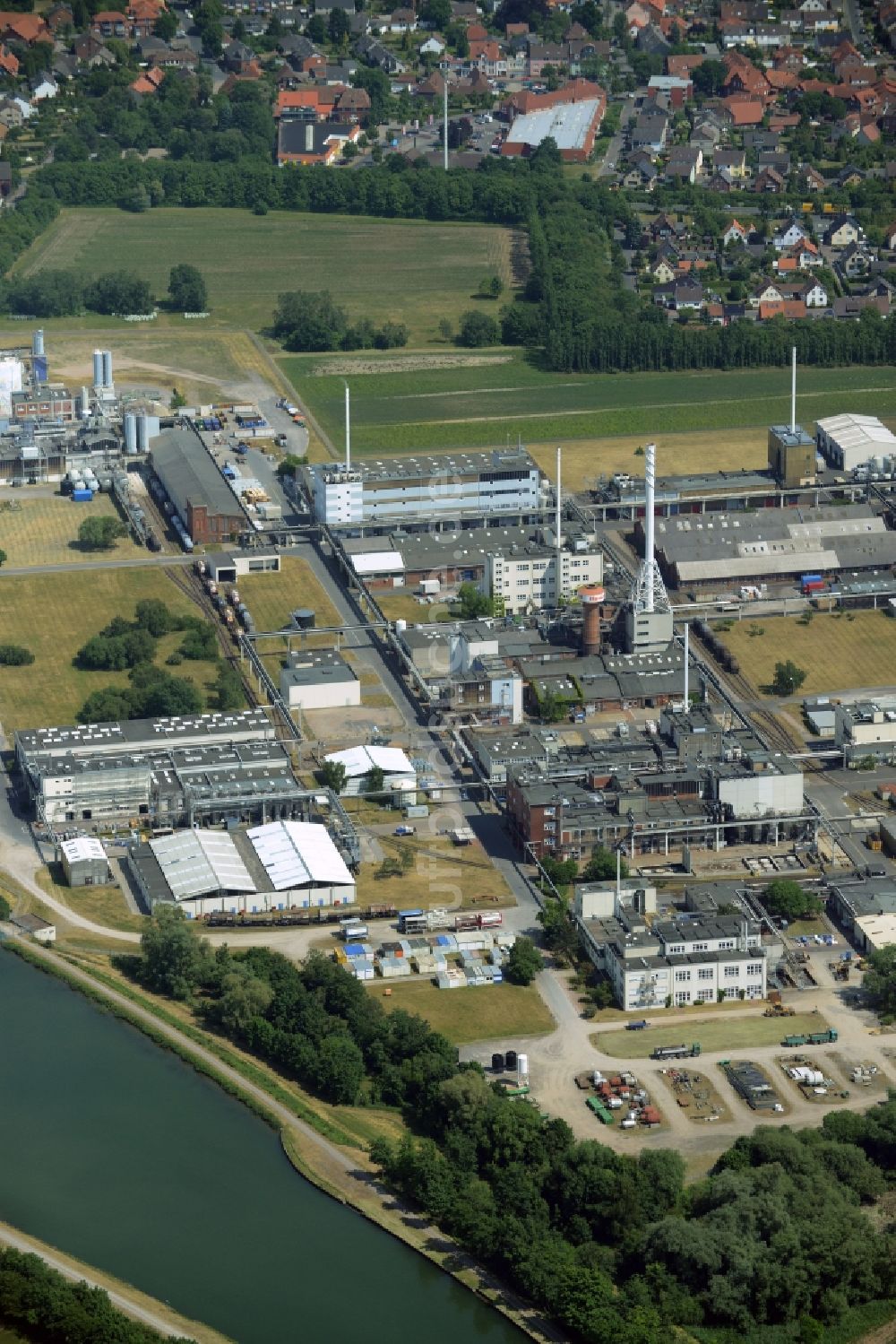 Seelze von oben - Werksgelände des Chemieproduzenten Honeywell Specialty Chemicals Seelze GmbH in Seelze im Bundesland Niedersachsen