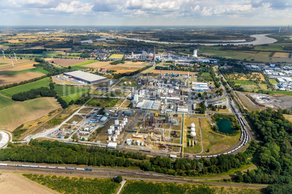 Luftaufnahme Rheinberg - Werksgelände des Chemieproduzenten der Solvay Chemicals GmbH im Ortsteil Ossenberg in Rheinberg im Bundesland Nordrhein-Westfalen, Deutschland