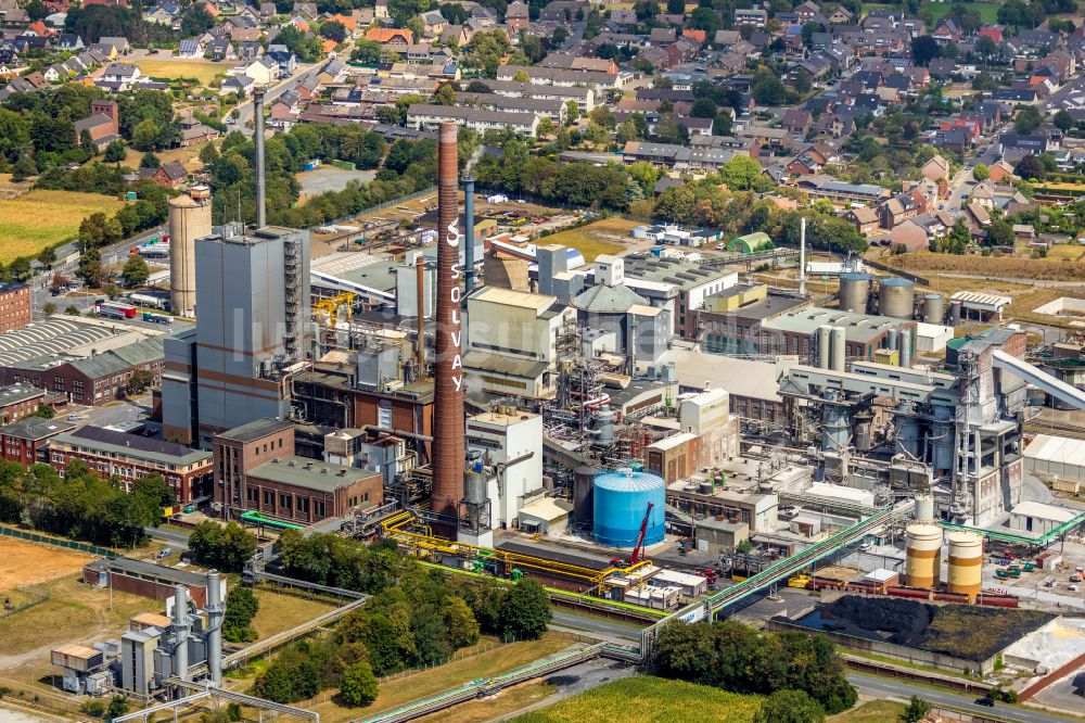 Rheinberg aus der Vogelperspektive: Werksgelände des Chemieproduzenten der Solvay Chemicals GmbH im Ortsteil Ossenberg in Rheinberg im Bundesland Nordrhein-Westfalen, Deutschland