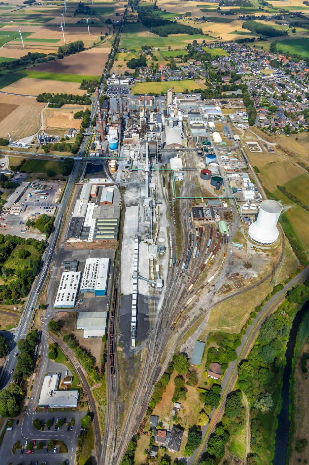 Luftaufnahme Rheinberg - Werksgelände des Chemieproduzenten der Solvay Chemicals GmbH im Ortsteil Ossenberg in Rheinberg im Bundesland Nordrhein-Westfalen, Deutschland