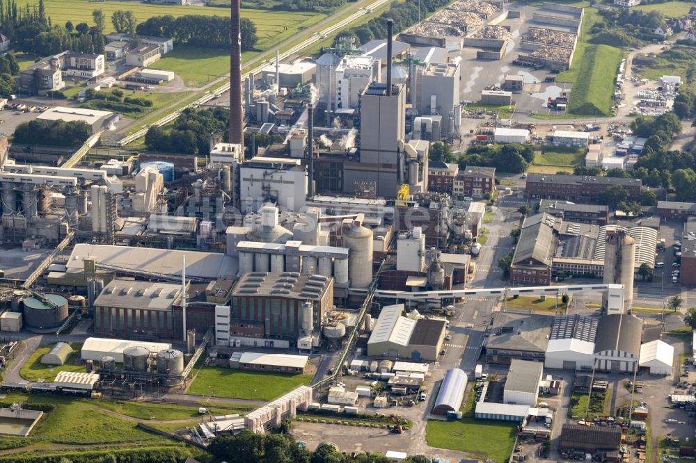 Luftaufnahme Rheinberg - Werksgelände des Chemieproduzenten der Solvay Chemicals GmbH im Ortsteil Ossenberg in Rheinberg im Bundesland Nordrhein-Westfalen, Deutschland