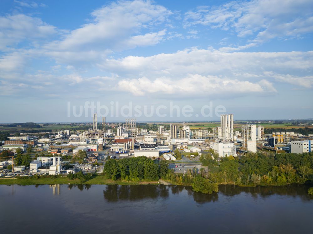 Nünchritz aus der Vogelperspektive: Werksgelände des Chemieproduzenten Wacker Chemie AG in Nünchritz im Bundesland Sachsen, Deutschland