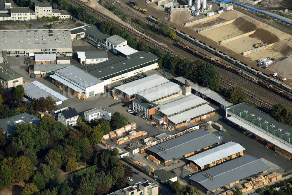 Berlin aus der Vogelperspektive: Werksgelände der Clemens Fritze Industrieverpackungen KG an der Teupitzer Strasse im Stadtteil Neukölln in Berlin