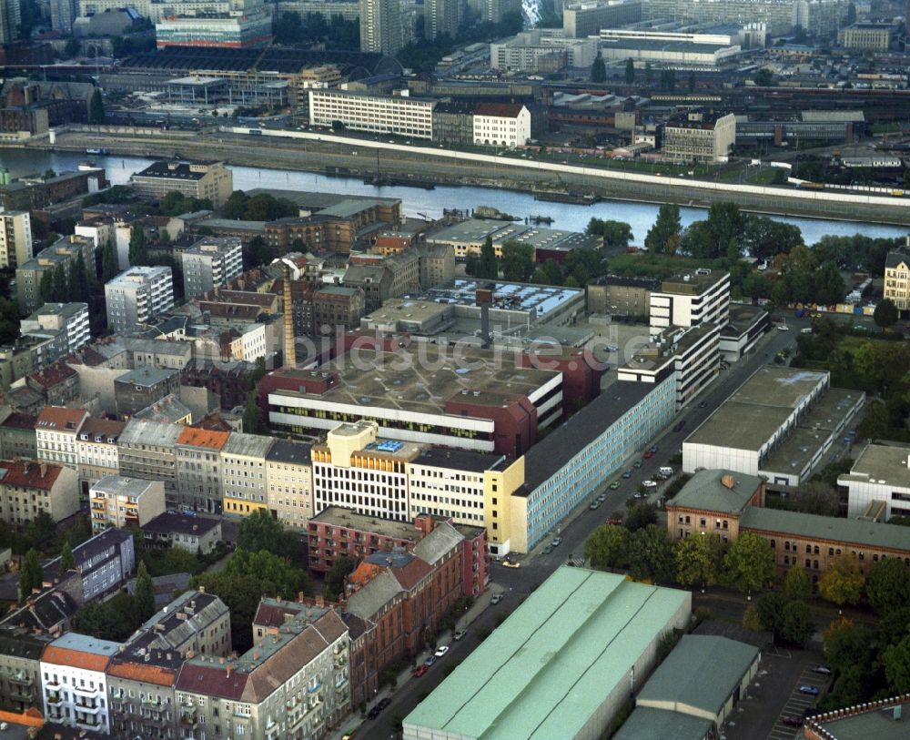 Berlin von oben - Werksgelände der der Deutschen Telefonwerk GmbH - heutigen DeTeWe Communications GmbH an der Wrangelstraße Ecke Zeughofstraße im Ortsteil Kreuzberg in Berlin, Deutschland