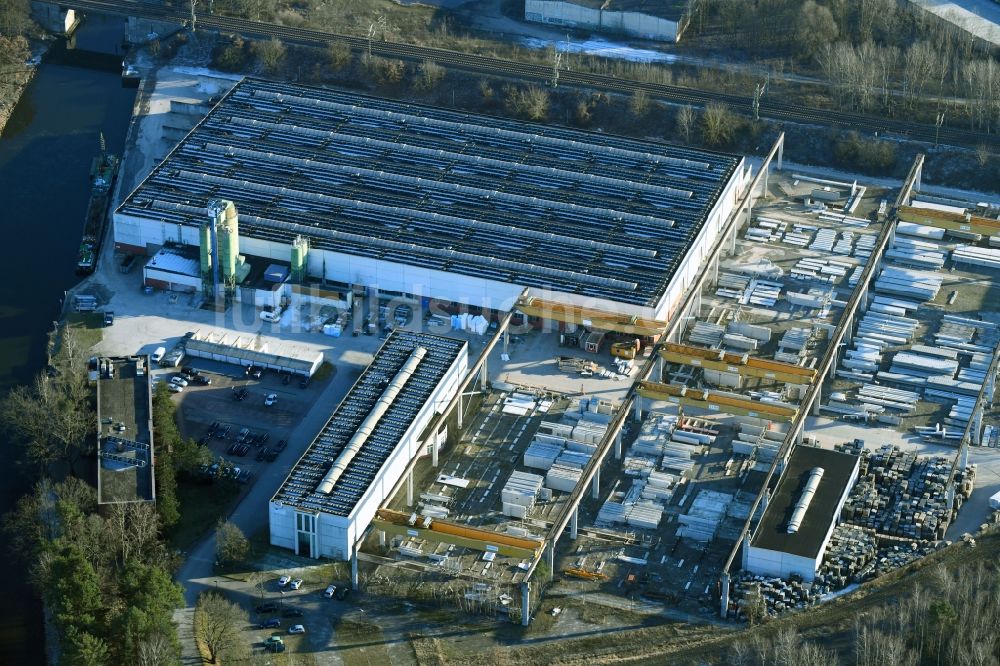 Luftaufnahme Hennigsdorf - Werksgelände der der Palex Paletten Express & Logistics GmbH an der Veltener Straße in Hennigsdorf im Bundesland Brandenburg, Deutschland