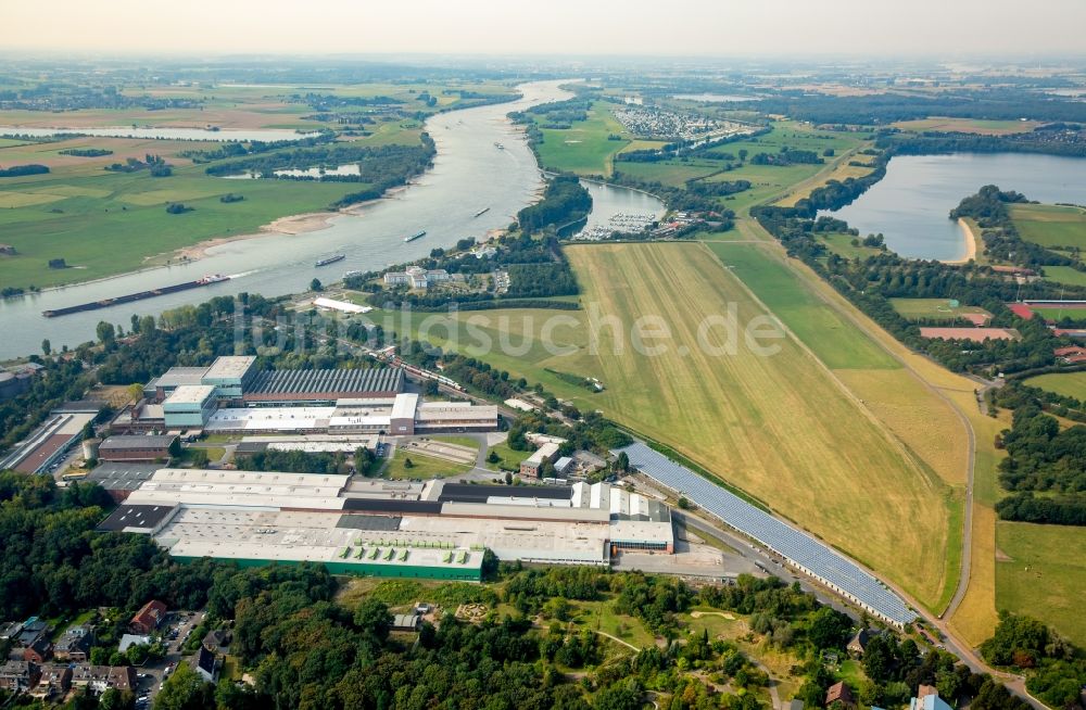 Luftaufnahme Wesel - Werksgelände der der Pilkington Automotive Deutschland GmbH nahe dem Flugplatz Wesel Römerwardt in Wesel im Bundesland Nordrhein-Westfalen