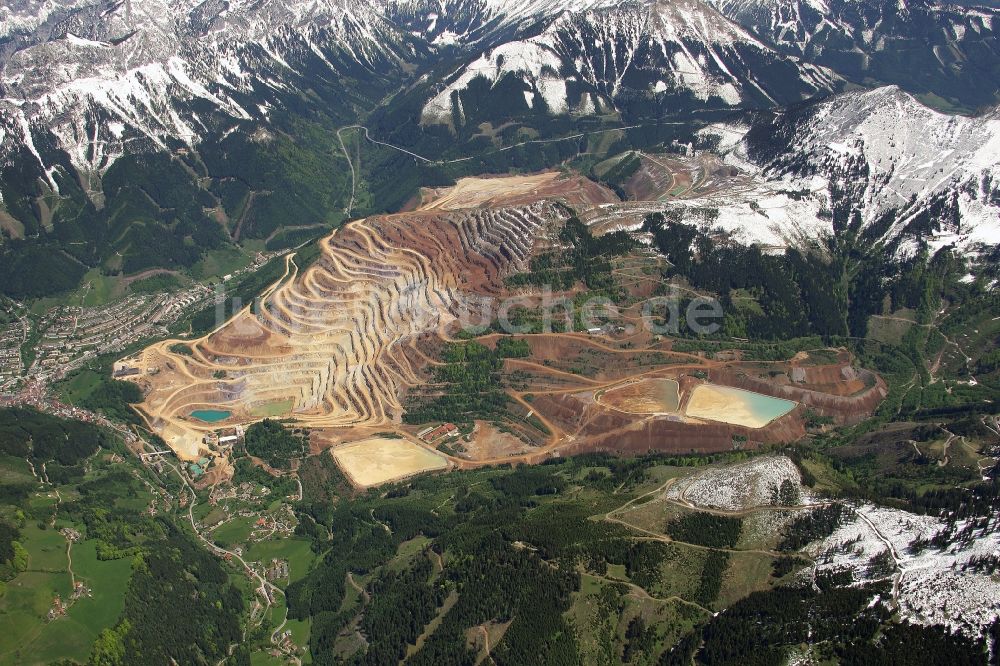 Luftbild Eisenerz - Werksgelände des Eisen- Erzbergwerk und Tagebau Eisenerz in der Steiermark in Österreich