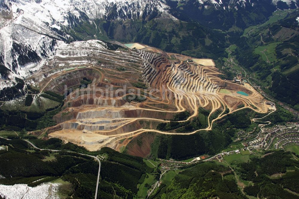 Eisenerz von oben - Werksgelände des Eisen- Erzbergwerk und Tagebau Eisenerz in der Steiermark in Österreich