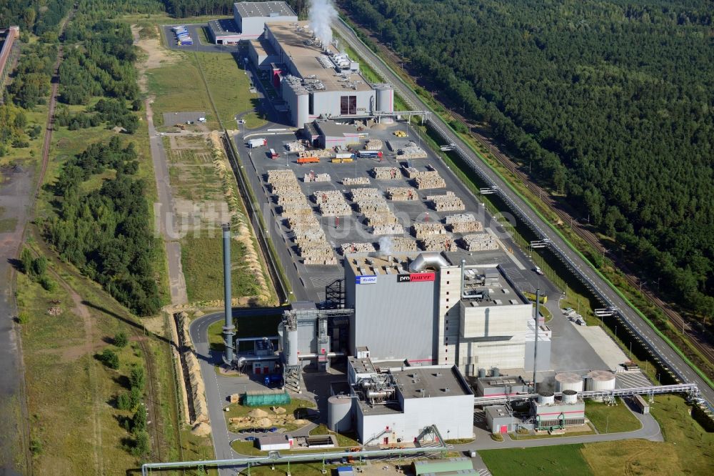 Eisenhüttenstadt von oben - Werksgelände der Fabrik für Wellpappenrohpapier Propapier GmbH Werk PM2 in Eisenhüttenstadt im Bundesland Brandenburg