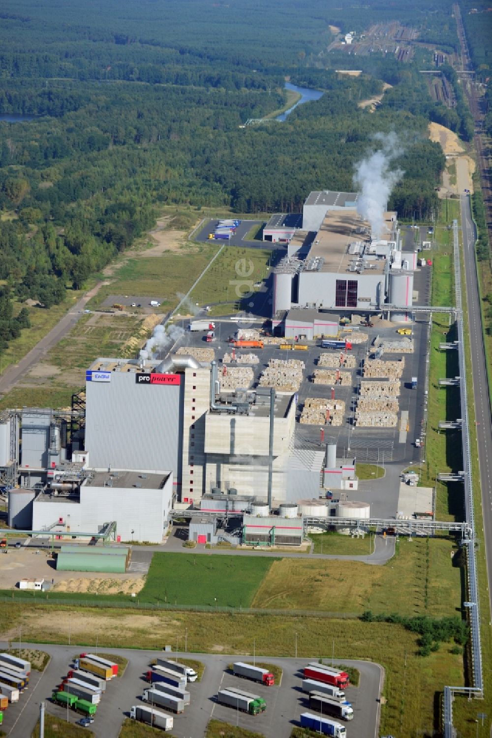 Eisenhüttenstadt von oben - Werksgelände der Fabrik für Wellpappenrohpapier Propapier GmbH Werk PM2 in Eisenhüttenstadt im Bundesland Brandenburg