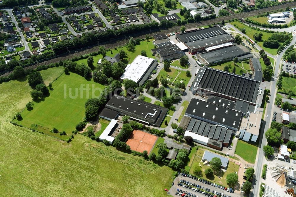 Luftaufnahme Schwarzenbek - Werksgelände der Fette Compacting GmbH entlang der Grabauer Strasse in Schwarzenbeck im Bundesland Schleswig-Holstein, Deutschland