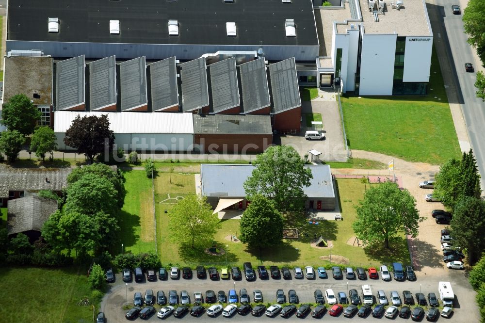 Luftaufnahme Schwarzenbek - Werksgelände der Fette Compacting GmbH entlang der Grabauer Strasse in Schwarzenbeck im Bundesland Schleswig-Holstein, Deutschland