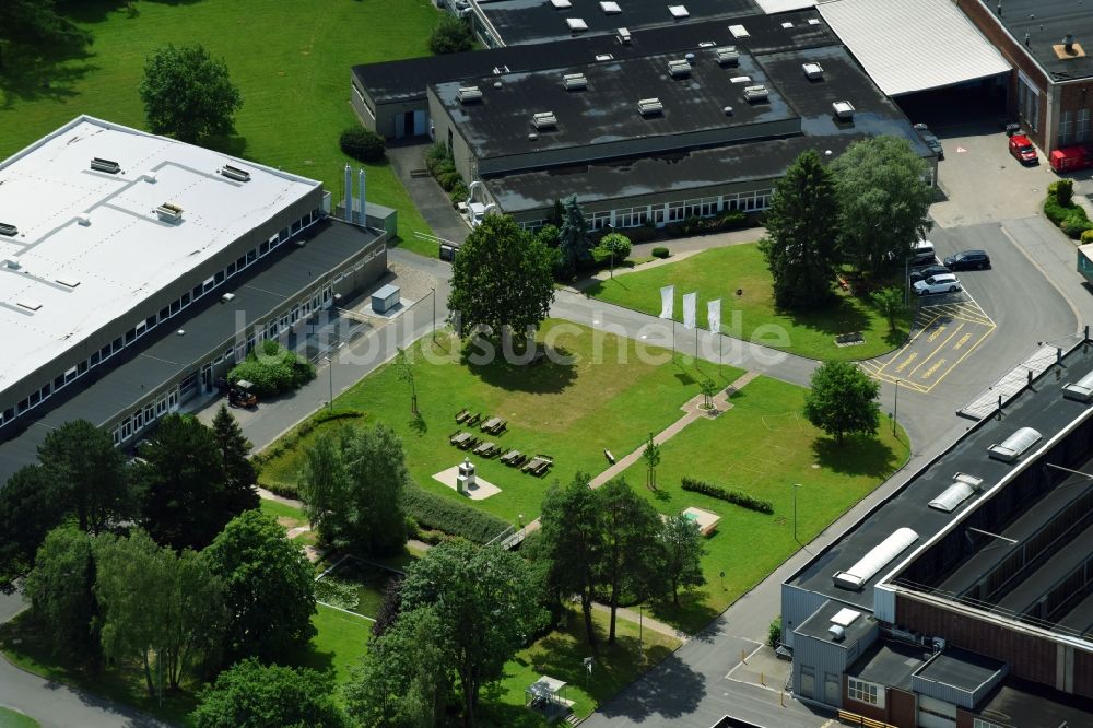 Luftaufnahme Schwarzenbek - Werksgelände der Fette Compacting GmbH entlang der Grabauer Strasse in Schwarzenbeck im Bundesland Schleswig-Holstein, Deutschland