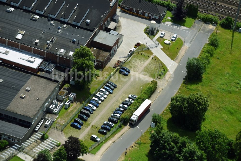 Luftbild Schwarzenbek - Werksgelände der Fette Compacting GmbH entlang der Grabauer Strasse in Schwarzenbeck im Bundesland Schleswig-Holstein, Deutschland