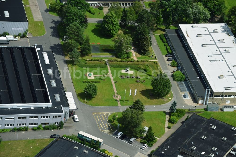 Schwarzenbek aus der Vogelperspektive: Werksgelände der Fette Compacting GmbH entlang der Grabauer Strasse in Schwarzenbeck im Bundesland Schleswig-Holstein, Deutschland