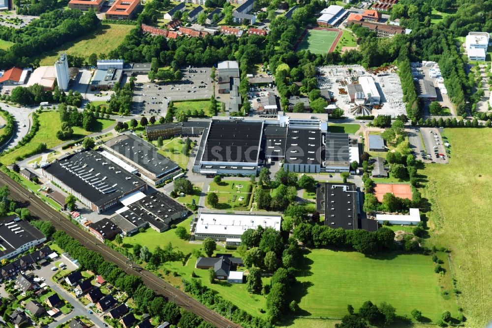 Schwarzenbek von oben - Werksgelände der Fette Compacting GmbH entlang der Grabauer Strasse in Schwarzenbeck im Bundesland Schleswig-Holstein, Deutschland