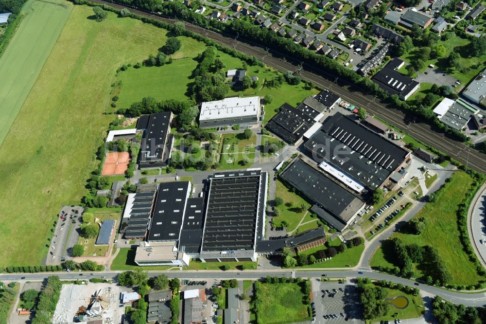 Schwarzenbek von oben - Werksgelände der Fette Compacting GmbH entlang der Grabauer Strasse in Schwarzenbeck im Bundesland Schleswig-Holstein, Deutschland