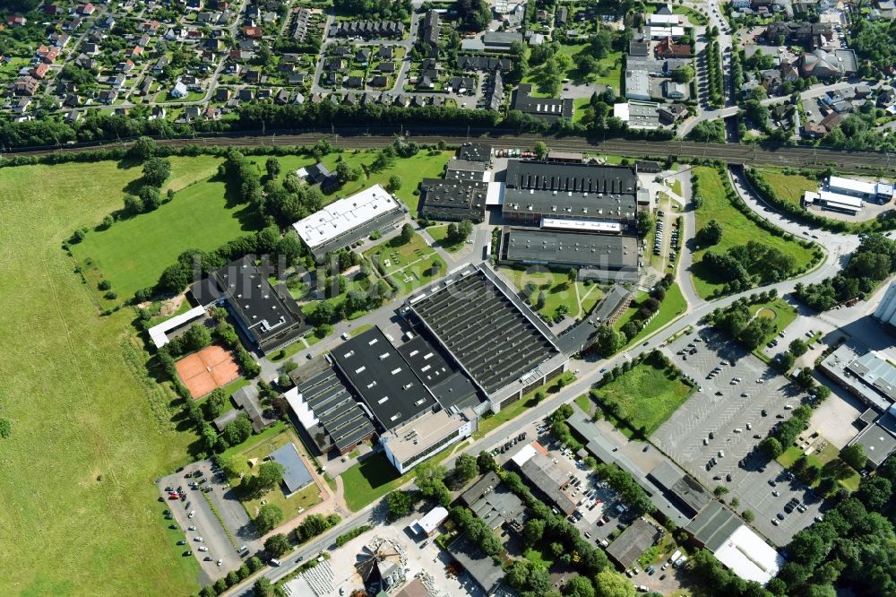 Luftaufnahme Schwarzenbek - Werksgelände der Fette Compacting GmbH entlang der Grabauer Strasse in Schwarzenbeck im Bundesland Schleswig-Holstein, Deutschland