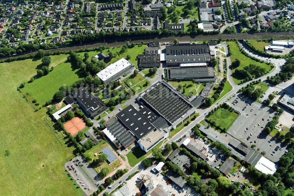 Schwarzenbek von oben - Werksgelände der Fette Compacting GmbH entlang der Grabauer Strasse in Schwarzenbeck im Bundesland Schleswig-Holstein, Deutschland