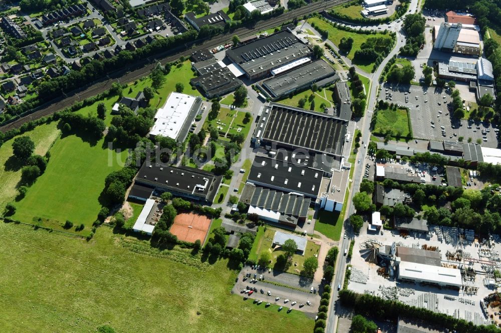 Schwarzenbek aus der Vogelperspektive: Werksgelände der Fette Compacting GmbH entlang der Grabauer Strasse in Schwarzenbeck im Bundesland Schleswig-Holstein, Deutschland