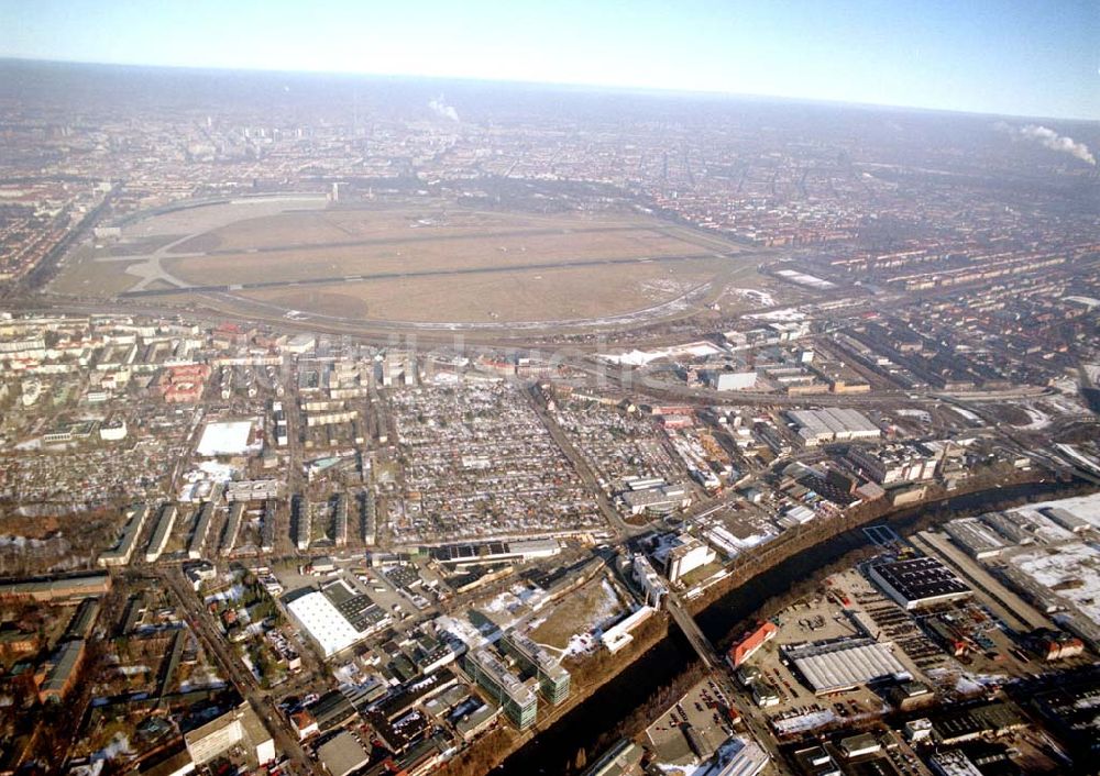 Luftaufnahme Berlin - Tempelhof - Werksgelände der Firma WAYSS & FREYTAG AG am Bereich Konturstraße / Trassenstraße - östlich des Flughafens Tempelhof in Berlin