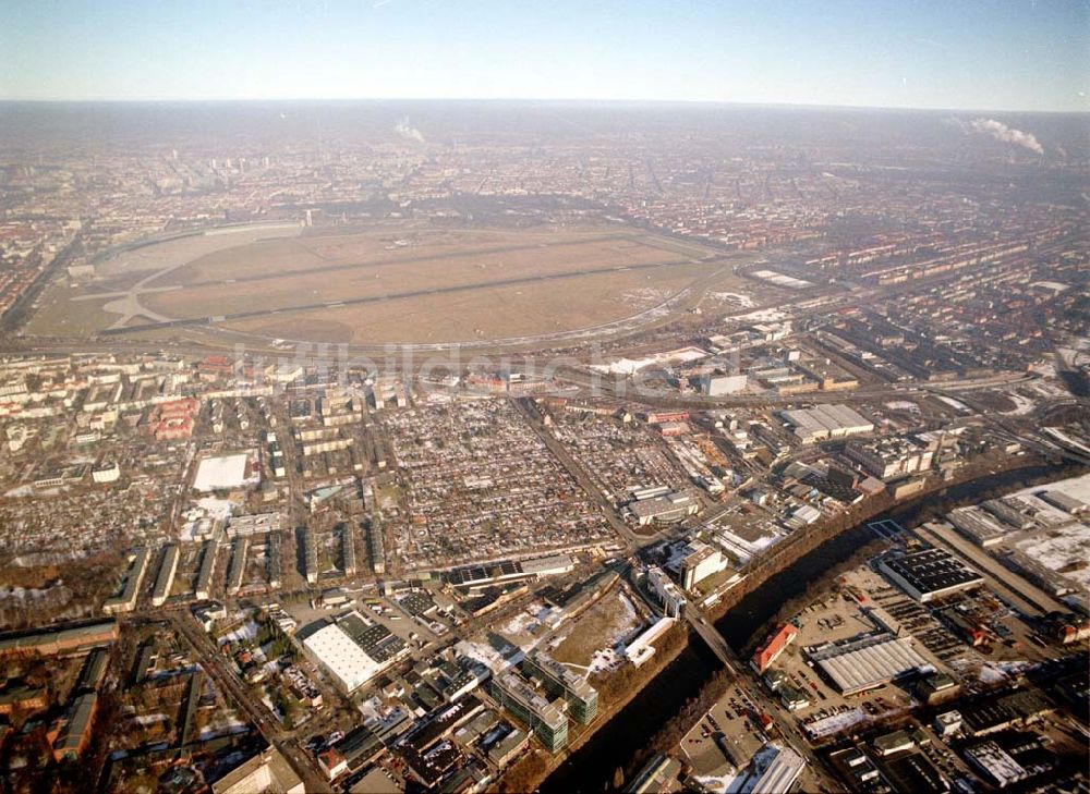 Berlin - Tempelhof von oben - Werksgelände der Firma WAYSS & FREYTAG AG am Bereich Konturstraße / Trassenstraße - östlich des Flughafens Tempelhof in Berlin