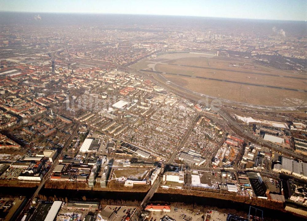 Berlin - Tempelhof aus der Vogelperspektive: Werksgelände der Firma WAYSS & FREYTAG AG am Bereich Konturstraße / Trassenstraße - östlich des Flughafens Tempelhof in Berlin