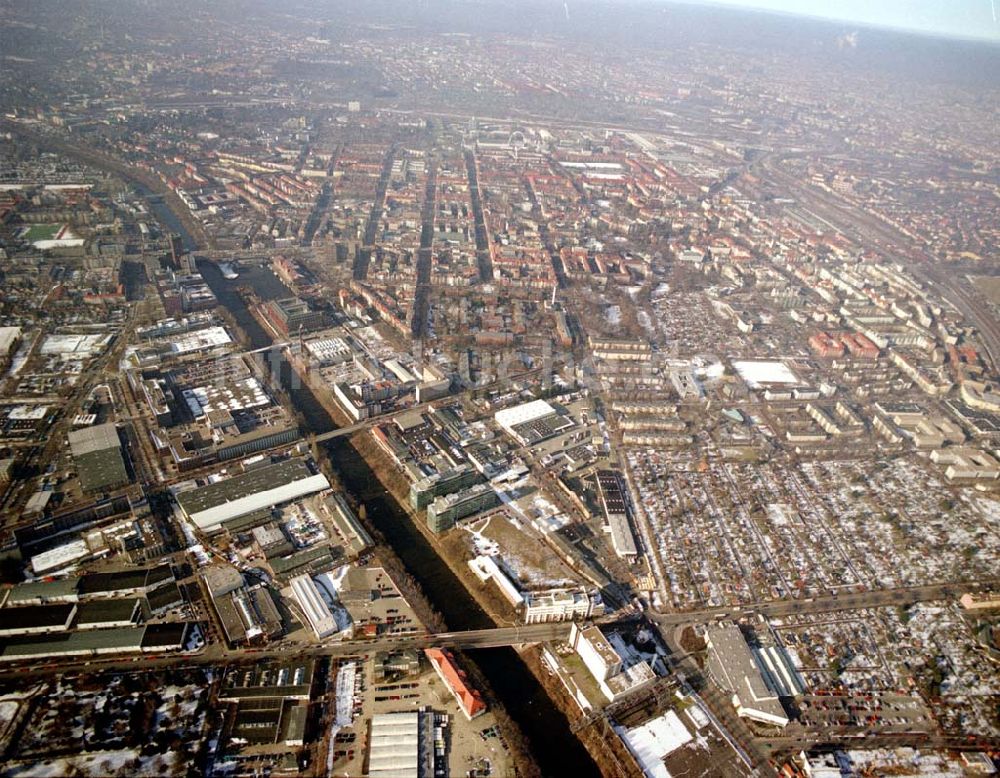 Luftaufnahme Berlin - Tempelhof - Werksgelände der Firma WAYSS & FREYTAG AG am Bereich Konturstraße / Trassenstraße - östlich des Flughafens Tempelhof in Berlin