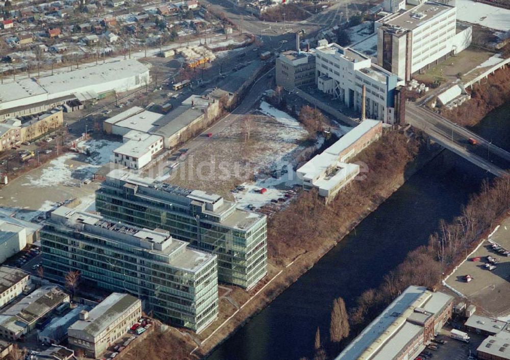 Berlin- Tempelhof von oben - Werksgelände der Firma WAYSS & FREYTAG an der Konturstraße / Trassenstraße - östlich des Flughafens Berlin-Tempelhof.