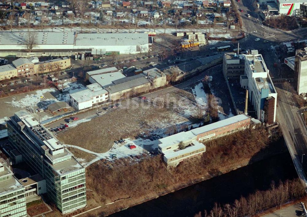 Berlin- Tempelhof aus der Vogelperspektive: Werksgelände der Firma WAYSS & FREYTAG an der Konturstraße / Trassenstraße - östlich des Flughafens Berlin-Tempelhof.