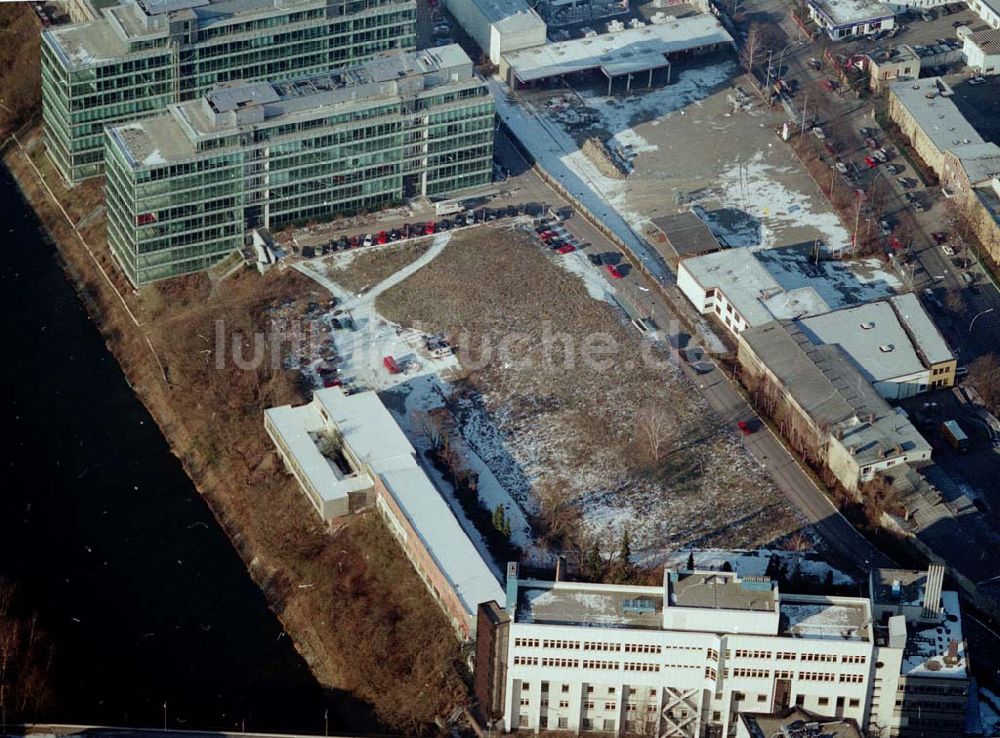 Luftaufnahme Berlin - Tempelhof - Werksgelände der Firma WAYSS & FREYTAG an der Konturstraße / Trassenstraße - östlich des Flughafens Berlin-Tempelhof.