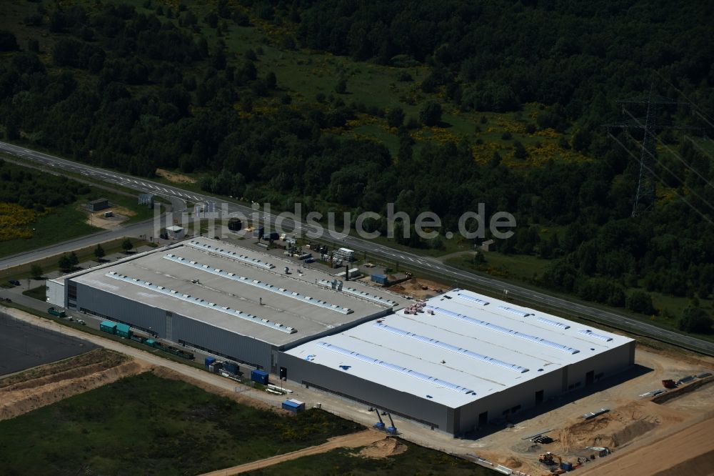 Luftaufnahme Schwerin - Werksgelände der Flammaerotec GmbH & Co. KG im Gewerbegebiet an der Ludwig-Bölkow-Straße in Schwerin im Bundesland Mecklenburg-Vorpommern