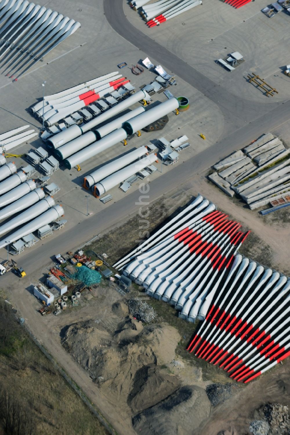 Magdeburg von oben - Werksgelände und Freilagerflächen mit Windrad- Komponenten der Vestas Castings Magdeburg GmbH im Stadtteil Salbke in Magdeburg im Bundesland Sachsen-Anhalt