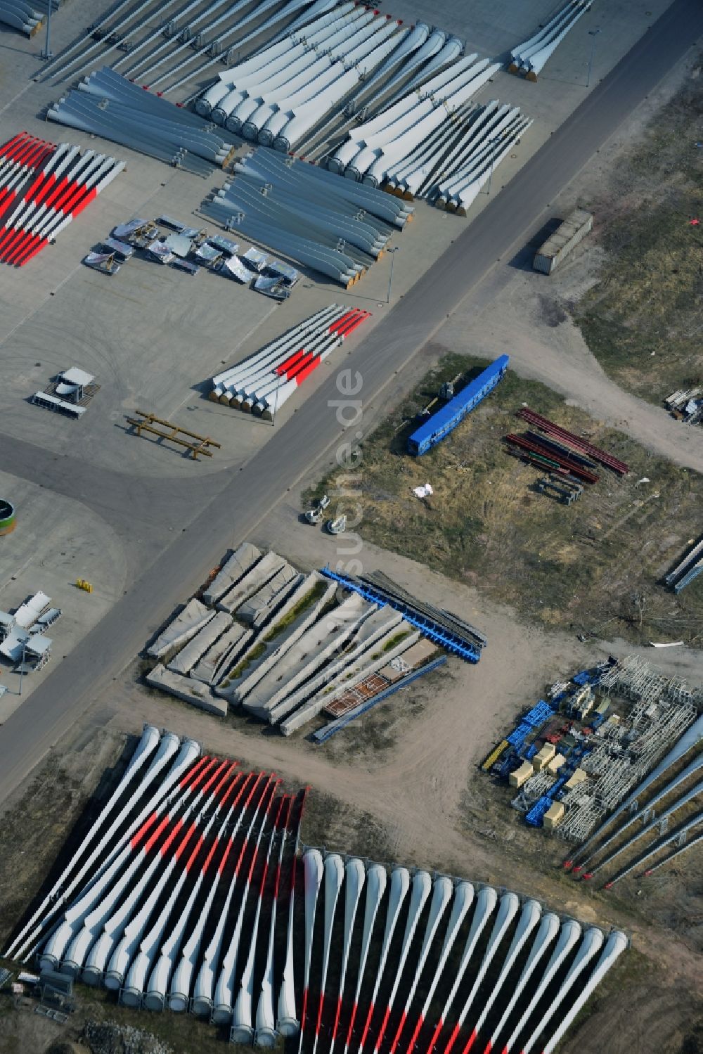 Magdeburg aus der Vogelperspektive: Werksgelände und Freilagerflächen mit Windrad- Komponenten der Vestas Castings Magdeburg GmbH im Stadtteil Salbke in Magdeburg im Bundesland Sachsen-Anhalt