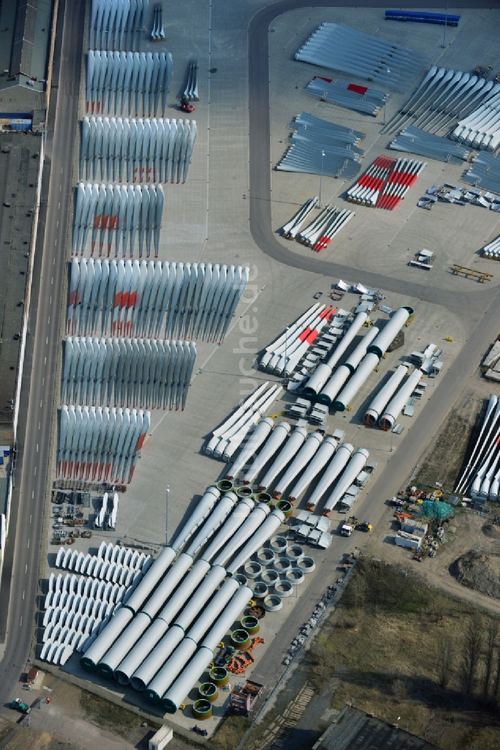 Luftbild Magdeburg - Werksgelände und Freilagerflächen mit Windrad- Komponenten der Vestas Castings Magdeburg GmbH im Stadtteil Salbke in Magdeburg im Bundesland Sachsen-Anhalt