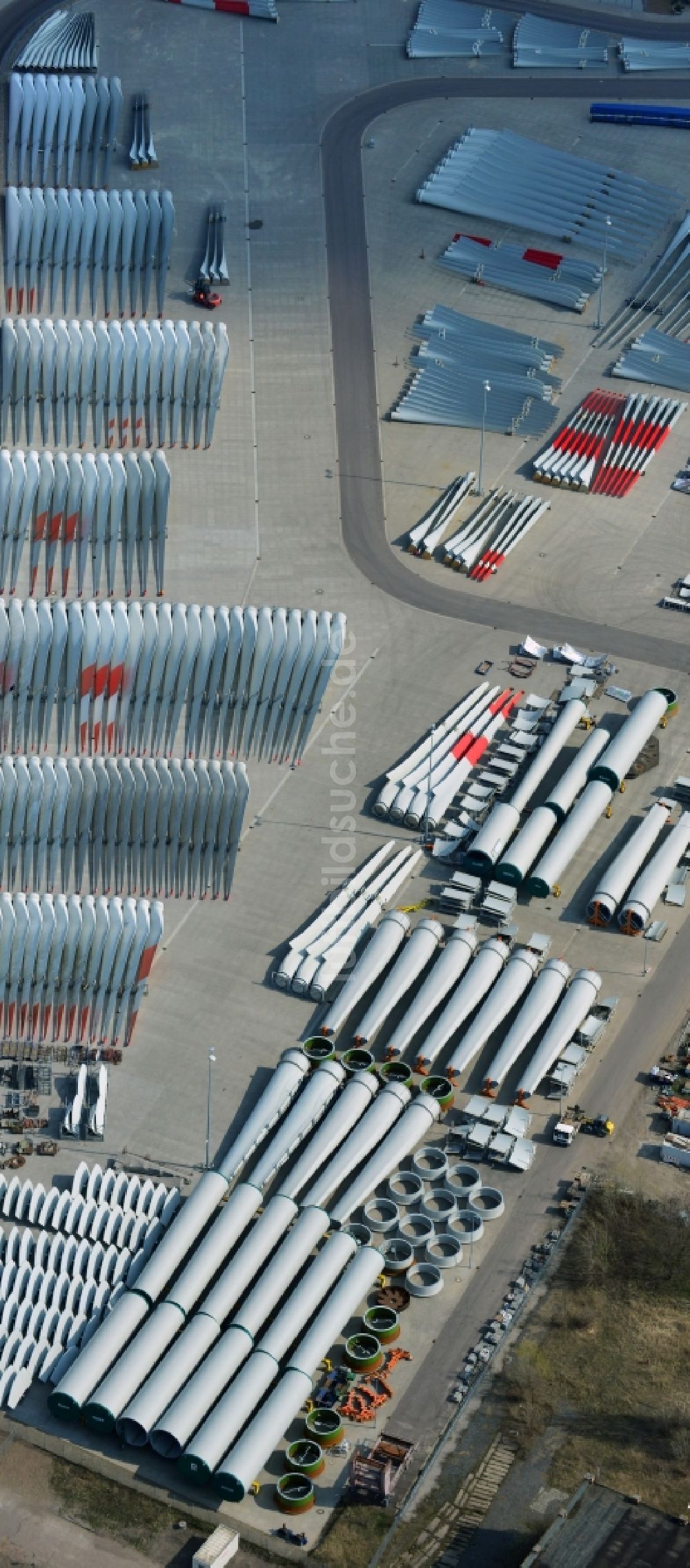 Luftaufnahme Magdeburg - Werksgelände und Freilagerflächen mit Windrad- Komponenten der Vestas Castings Magdeburg GmbH im Stadtteil Salbke in Magdeburg im Bundesland Sachsen-Anhalt