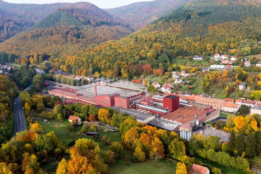 Luftaufnahme Niederbronn-les-Bains - Werksgelände der Gießerei Fonderie NIEDERBRONN in Niederbronn-les-Bains in Grand Est, Frankreich