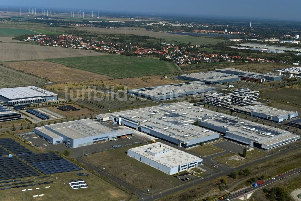 Luftaufnahme Bitterfeld-Wolfen - Werksgelände der Hanwha Q CELLS GmbH im Ortsteil Thalheim in Bitterfeld-Wolfen im Bundesland Sachsen-Anhalt, Deutschland