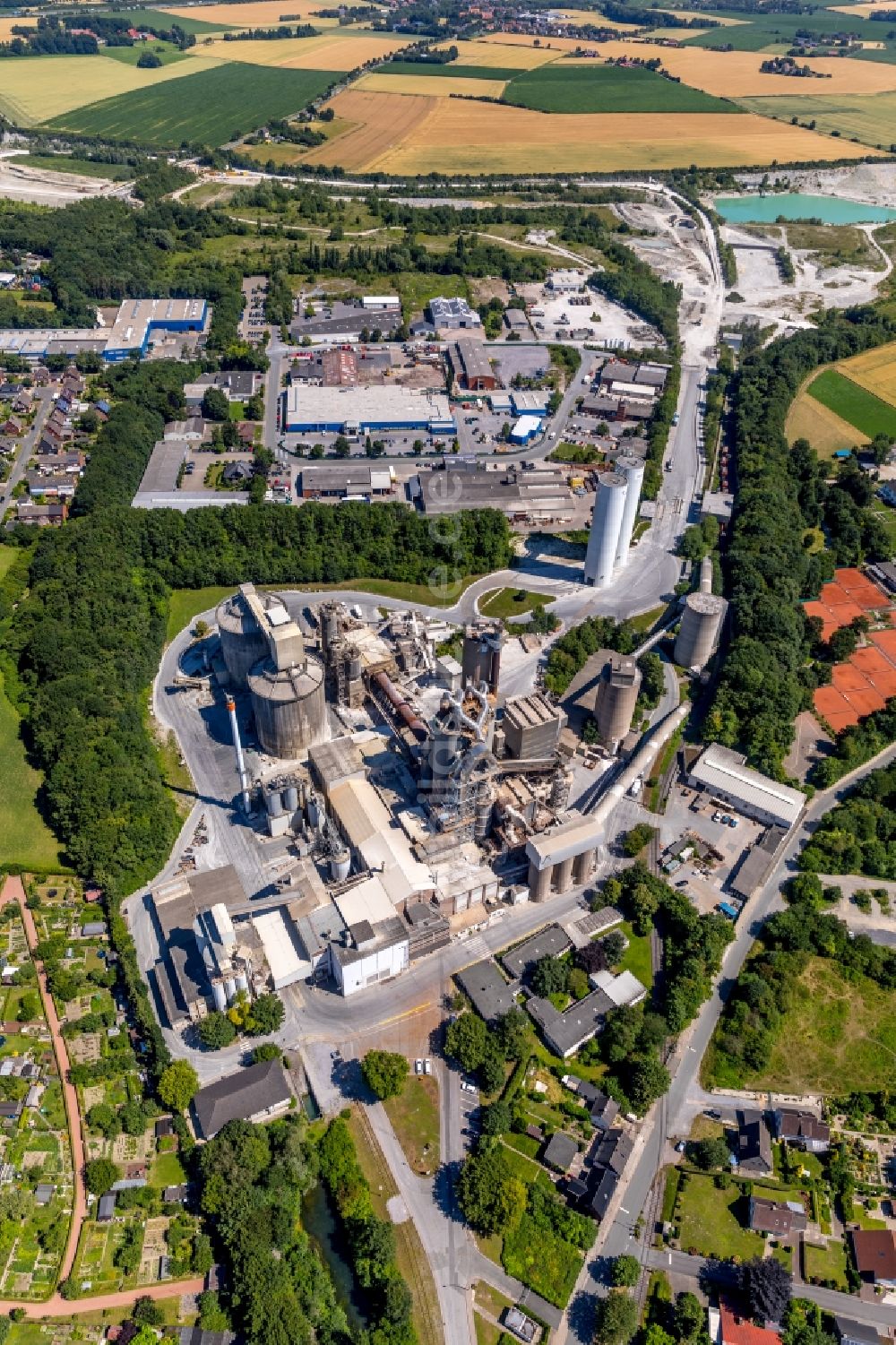 Luftaufnahme Beckum - Werksgelände der Holcim WestZement GmbH in Beckum im Bundesland Nordrhein-Westfalen, Deutschland