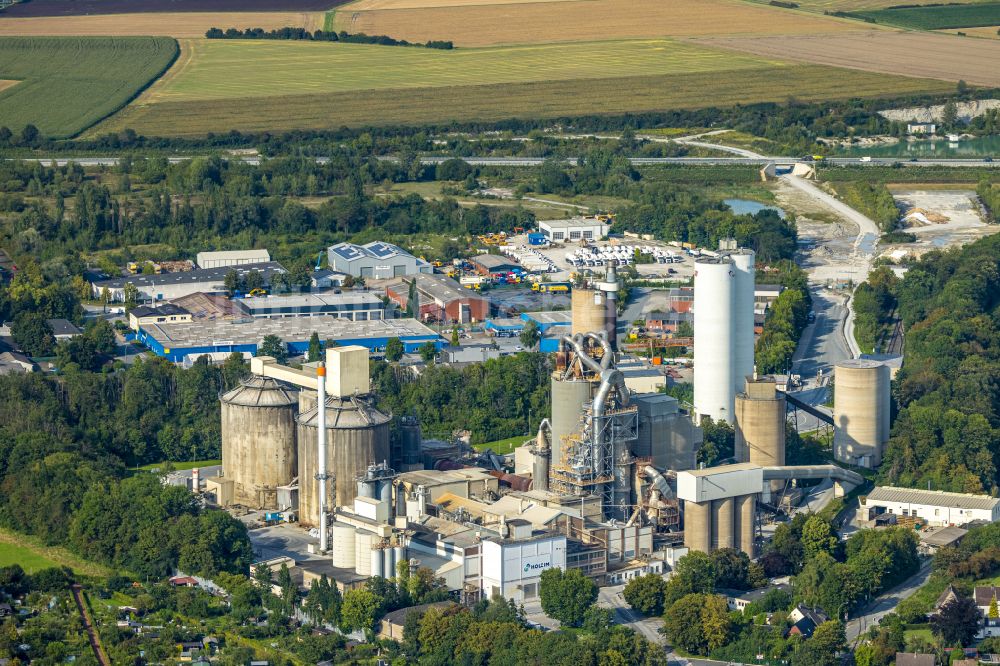 Beckum aus der Vogelperspektive: Werksgelände der Holcim WestZement GmbH in Beckum im Bundesland Nordrhein-Westfalen, Deutschland