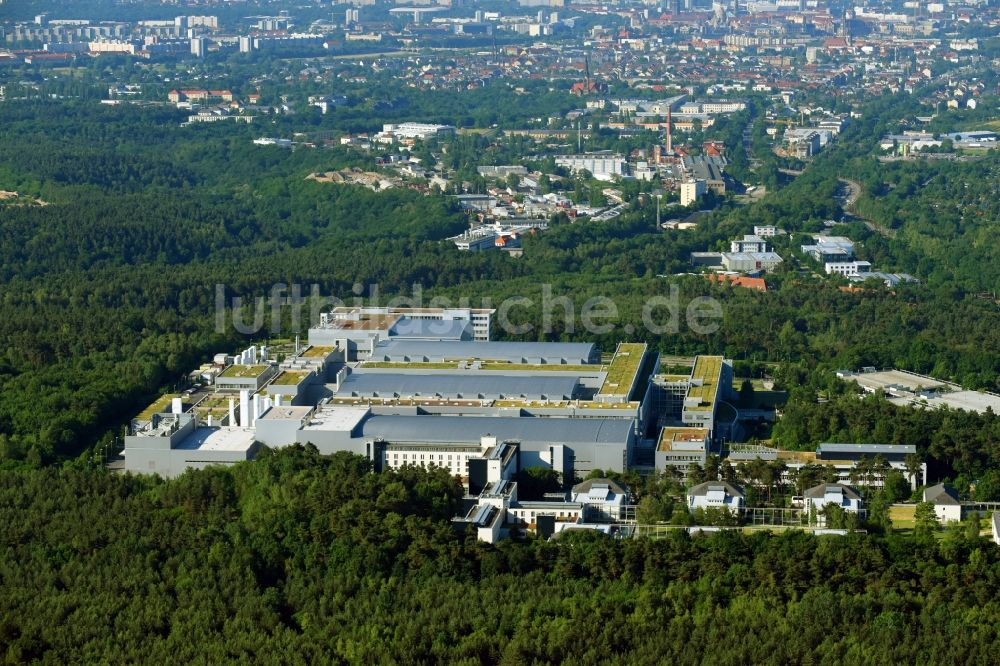 Dresden aus der Vogelperspektive: Werksgelände der Infineon Technologies Dresden GmbH an der Königsbrücker Str im Ortsteil Klotzsche in Dresden im Bundesland Sachsen, Deutschland