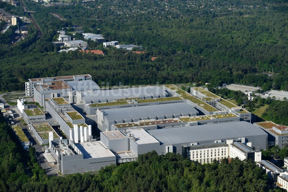 Dresden von oben - Werksgelände der Infineon Technologies Dresden GmbH an der Königsbrücker Str im Ortsteil Klotzsche in Dresden im Bundesland Sachsen, Deutschland