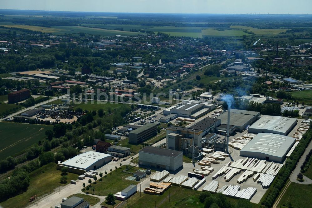 Lübz aus der Vogelperspektive: Werksgelände IsoVer an der Industriestraße in Lübz im Bundesland Mecklenburg-Vorpommern, Deutschland