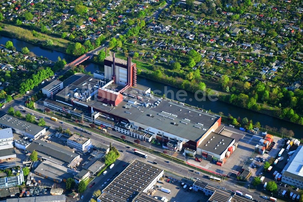 Luftaufnahme Berlin - Werksgelände des Kaffeegroßhändlers Jacobs Douwe Egberts in Berlin, Deutschland