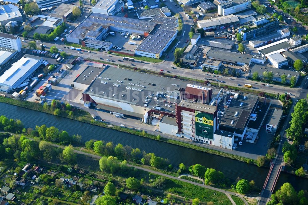 Luftbild Berlin - Werksgelände des Kaffeegroßhändlers Jacobs Douwe Egberts in Berlin, Deutschland