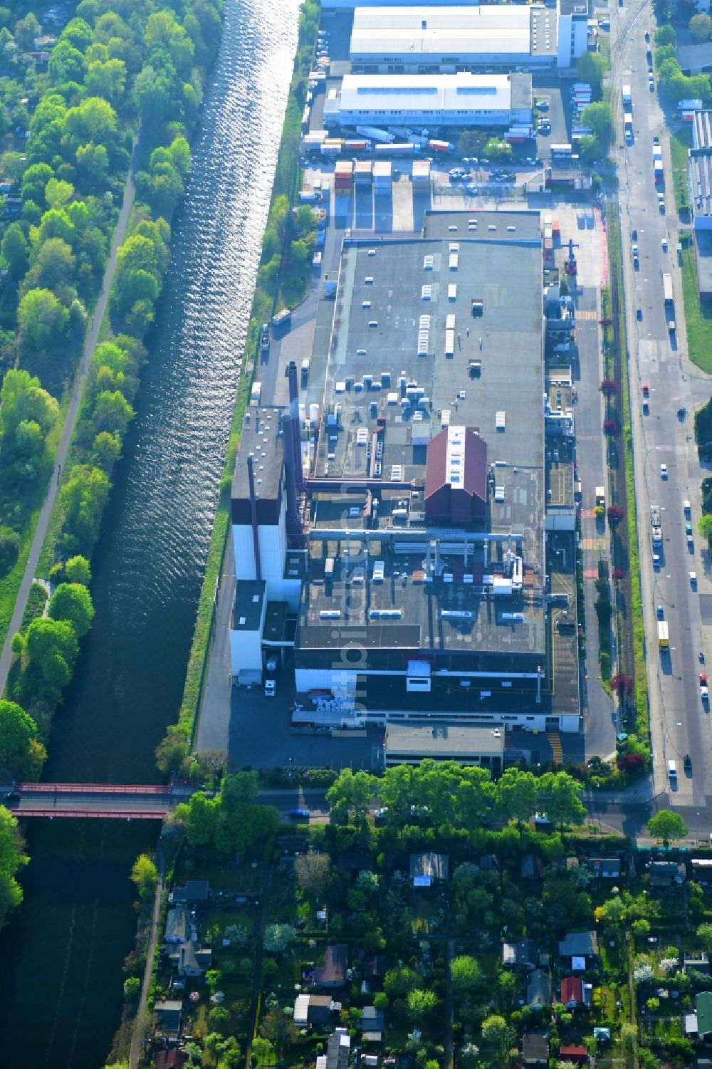 Berlin von oben - Werksgelände des Kaffeegroßhändlers Jacobs Douwe Egberts in Berlin, Deutschland