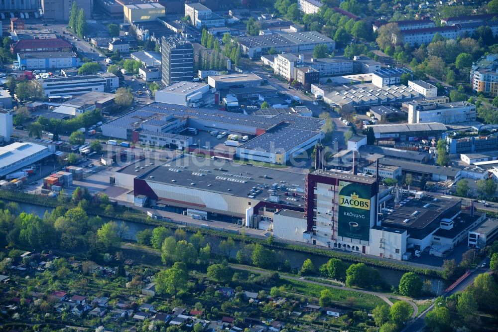 Luftbild Berlin - Werksgelände des Kaffeegroßhändlers Jacobs Douwe Egberts in Berlin, Deutschland