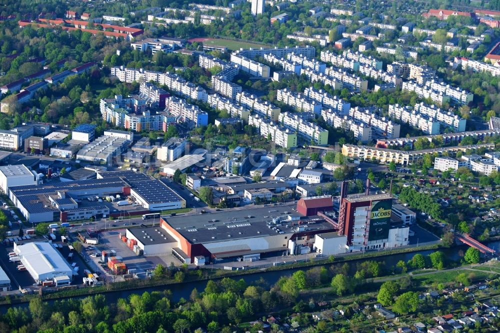 Berlin aus der Vogelperspektive: Werksgelände des Kaffeegroßhändlers Jacobs Douwe Egberts in Berlin, Deutschland