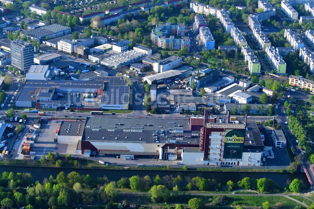 Luftbild Berlin - Werksgelände des Kaffeegroßhändlers Jacobs Douwe Egberts in Berlin, Deutschland