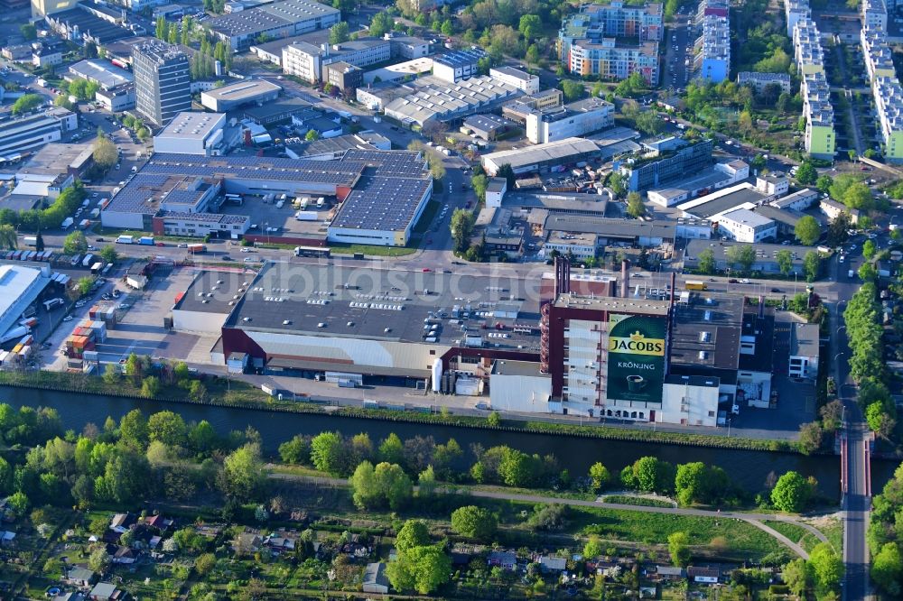 Luftaufnahme Berlin - Werksgelände des Kaffeegroßhändlers Jacobs Douwe Egberts in Berlin, Deutschland